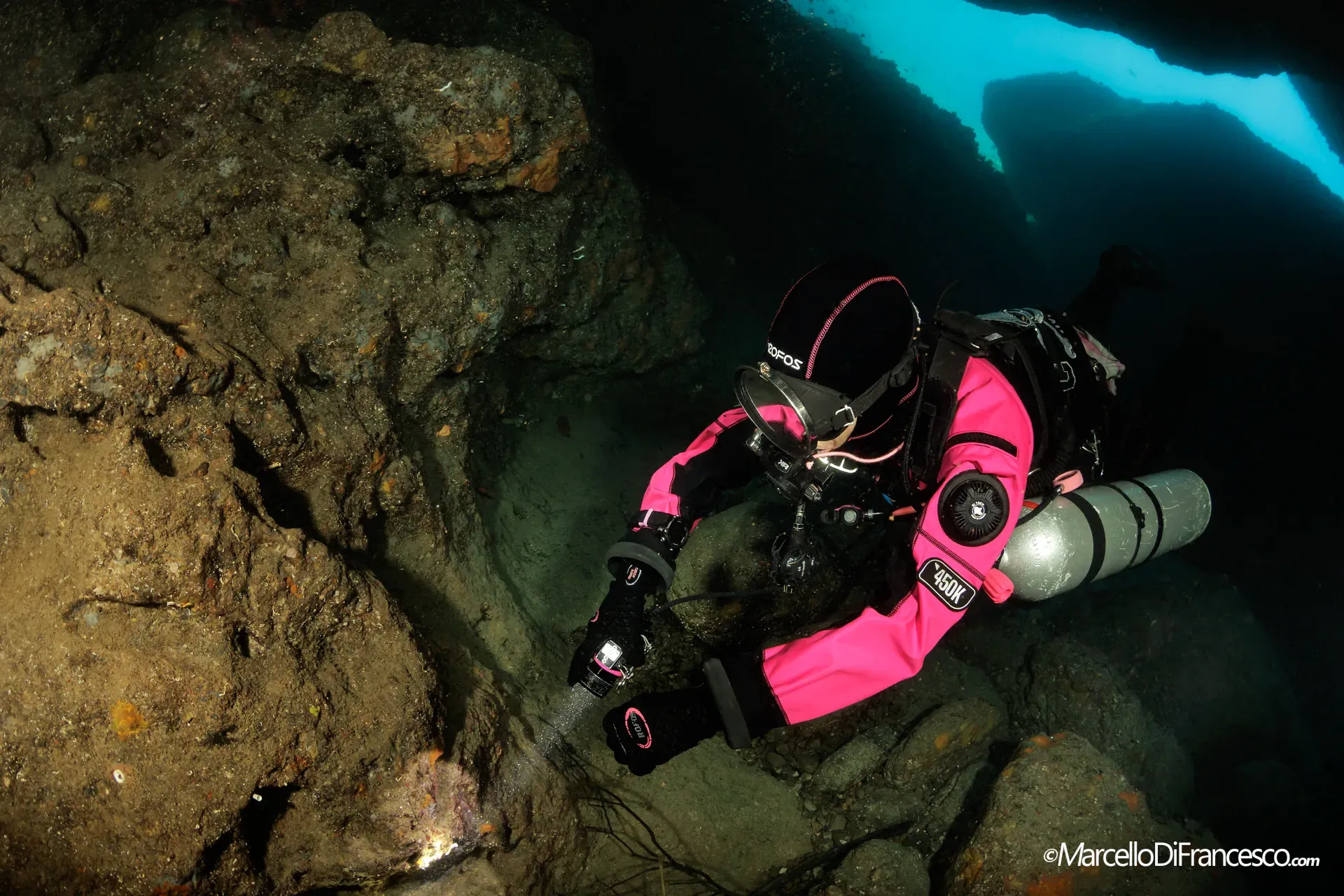 Esplorazione di una caverna sottomarina con luce blu