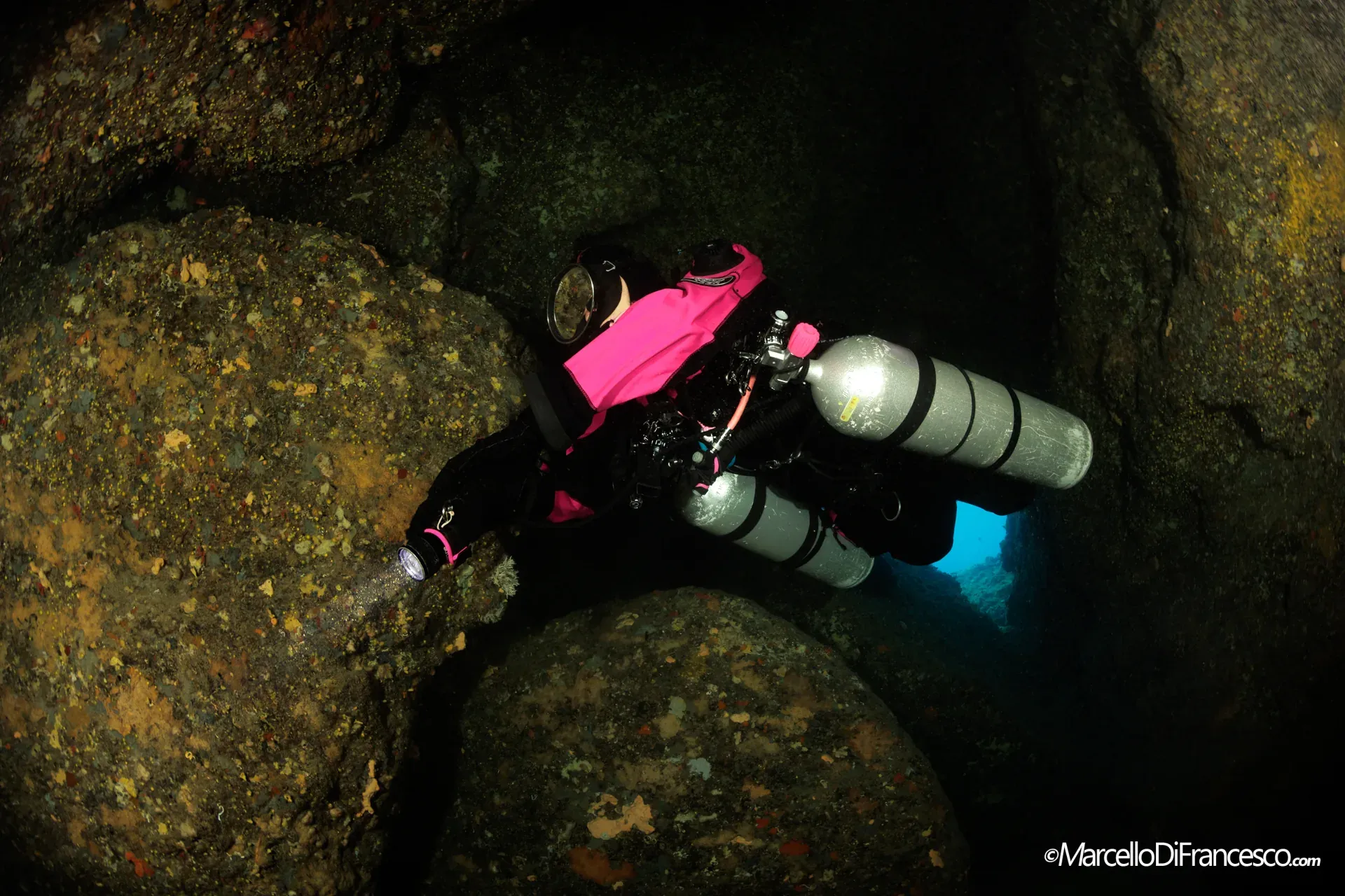 Passaggio in caverna in sidemount