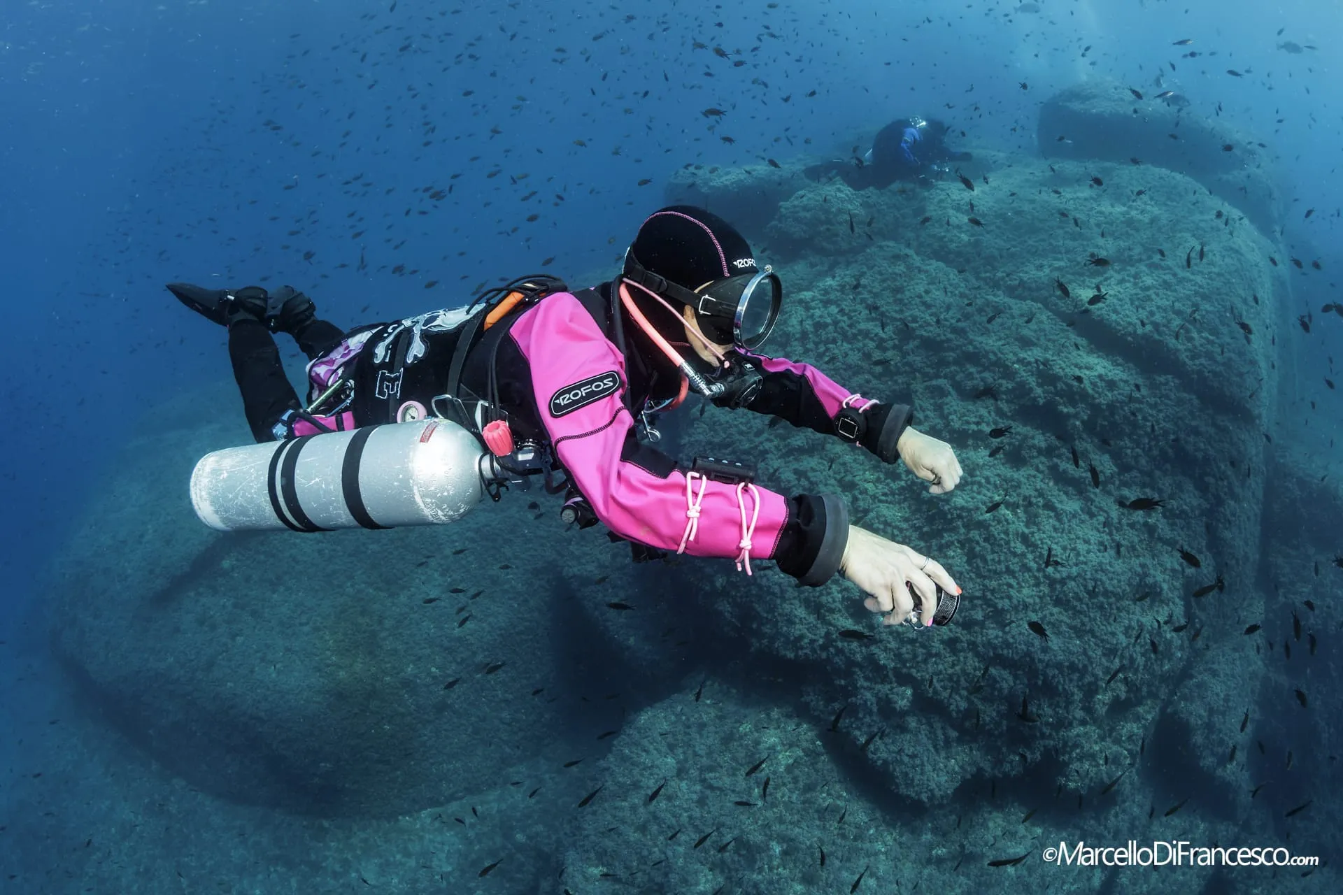 Cecilia Luconi in sidemount lungo una parete del promontorio di Portofino