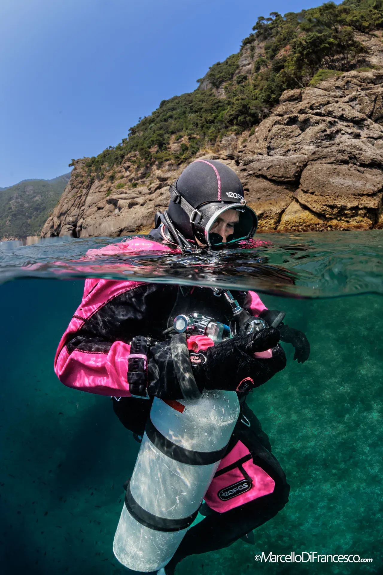 Vista split-level sopra e sotto la superficie del mare a Portofino, con la costa ligure e il fondale marino