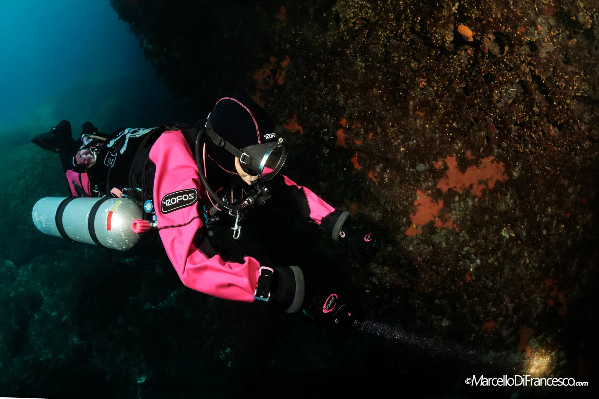 Subacquea in sidemount lungo una parete di corallo a Portofino