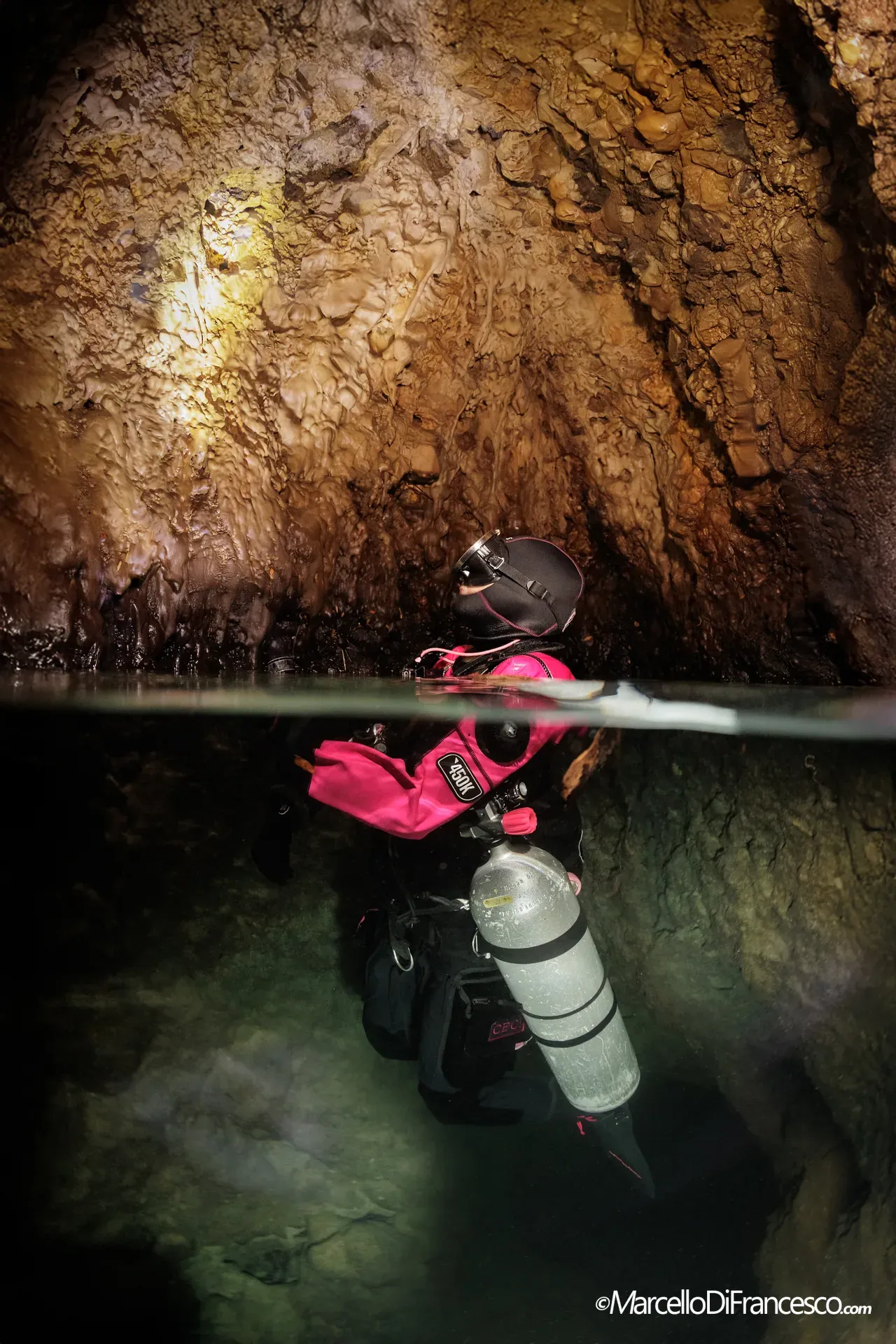 Caverna con stalattiti, vista split-level